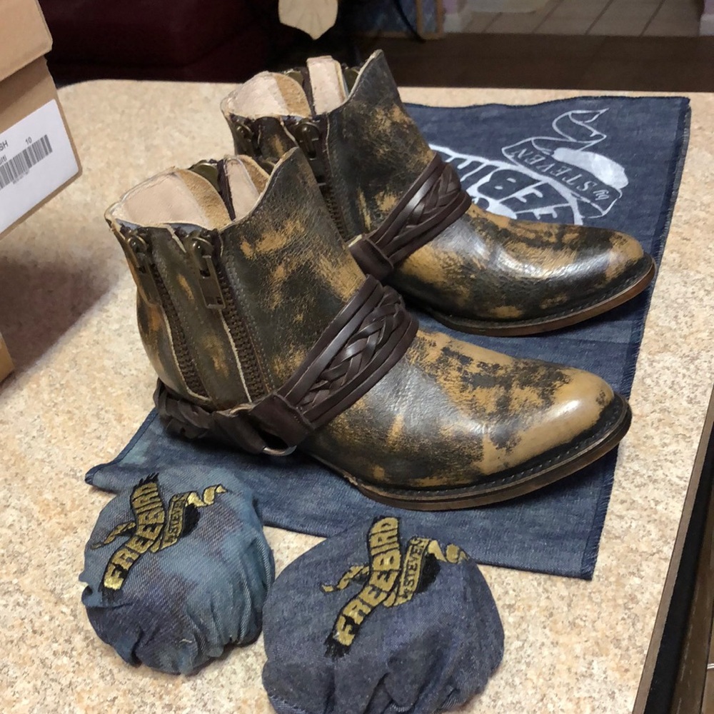 FREEBIRDS BY STEVEN🦅 size 10 BNWT “CLASH” BOOTIES